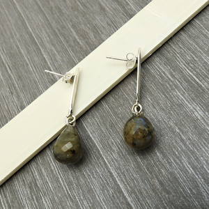 Pendientes elegantes hechos a mano con piedras preciosas de labradorita Natural de plata con forma de pera 925 de diseñador exclusivo para mujer al por mayor - Product Image 2