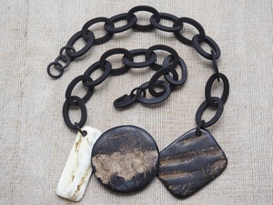 Collar de Lujo Hecho a Mano con Cuerno de Búfalo, Joyería Natural y Sostenible para Mujer, Alta Calidad - Product Image 2