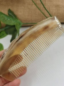 Peine Desenredante de Cuerno de Búfalo Orgánico Hecho a Mano, Pulido, Duradero, Antiencrespamiento y de Dientes Anchos para un Cabello Saludable - Product Image 2