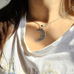 Colgante Religioso de Plata Oxidada con Diseño de Luna Celta - Product Image 3