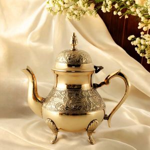 Théière en métal faite à la main pour une cuisine élégante à la maison avec un design floral vintage et un versement parfait - Product Image 6