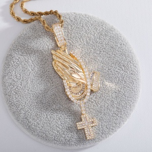 Collana con Ciondolo a Croce <span class=keywords><strong>Mani</strong></span> in Preghiera Iced Out Bling, Zirconia Cubica, Ottone Placcato Oro, Charm Mano della Preghiera per Gioielli da Uomo e Donna - Product Image 5
