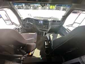 Achetez maintenant : Camion semi-remorque 2018 579 Sleeper d'occasion en excellent état - 450 CV, automatique, prêt à être expédié porte-à-porte - Product Image 2