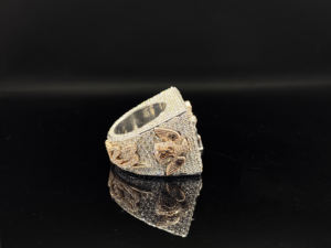 Anillo de banda ancha unisex de lujo con moissanita engastada de 0.5 quilates en plata con engaste de púas - Product Image 4