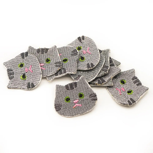 Patchs brodés avec logo personnalisé de haute qualité Conception en forme de fleur thermocollante pour chemises Hoodies Tissu sergé-Fer en vrac sur machines - Product Image 5