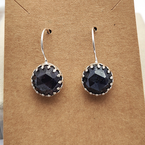 ต่างหูห้อยดีไซน์เนอร์เงินแท้ 925 ประดับไพลินดิบธรรมชาติทรงกลม 12 มม. น้ำหนัก 6.64 กรัม งานแฮนด์เมด เครื่องประดับชั้นดีสำหรับเด็กผู้หญิงทุกศาสนา - Product Image 3