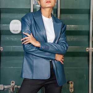 Vestes en cuir personnalisées pour femmes pour l'automne hiver conception solide à col tournant manches longues avec doublure en satin - Product Image 2