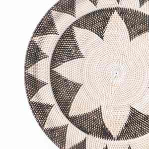 Flores ผนังถักด้วยมือขนาดเส้นผ่าศูนย์กลาง70ซม. องค์ประกอบตกแต่งที่ไม่ซ้ำกันผลิตในประเทศอินโดนีเซียสำหรับบ้านหรือสำนักงาน - Product Image 2