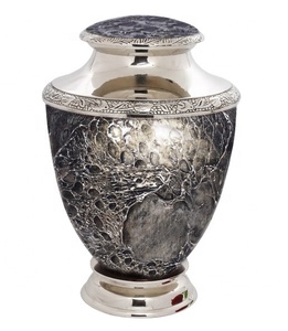 Urne commémorative moderne et alternative gravée de haute qualité Urne de trophée de création en métal priant pour l'homme avec urne de finitions élégantes - Product Image 1