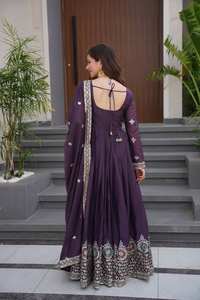 Ensemble de costume Anarkali brodé violet de luxe Unity Luxure avec dupatta, tissu en mélange de soie douce, vêtements ethniques de luxe pour femmes - Product Image 2
