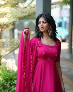 Collection Saanvi Legacy Impressions audacieuses Bollywood pour la fête Souvenirs brodés Rêves de danse Fils tissés Élégance sans fin - Product Image 1