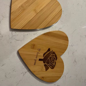 Planche à découper et plateau de service en bois - Durable, lavable au lave-vaisselle - Product Image 1