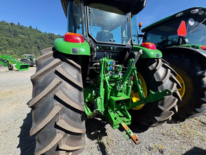 Tracteur à roues John Deere 6120E 120 CV 4x4 à transmission par engrenages avec moteur, boîte de vitesses et pompe durables pour des performances agricoles fiables - Product Image 5