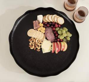 Plateau en métal noir moderne décoratif à pieds festonnés piédestal en fonte d'aluminium doré sans danger pour les aliments plateau d'ustensiles de cuisine fait main de transition - Product Image 5