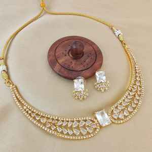 Collar de diamantes americano de calidad superior con hermosos pendientes Collar de desgaste mínimo Conjunto de collar elegante de tendencia Ropa de fiesta - Product Image 3