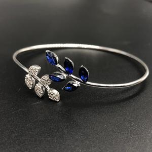 Pulsera de diamantes de oro blanco de 14K con impresionantes detalles de zafiro azul brillante - Product Image 2