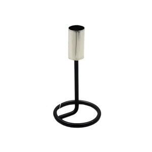 Portavelas cónico de Metal de diseño de tendencia acabado plateado y negro para el hogar y la decoración de mesa de Navidad velas hechas a mano - Product Image 1