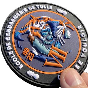 Écusson en caoutchouc PVC personnalisé en forme de cœur, écologique, en relief 3D, durable, badge rond pour uniformes - Product Image 1