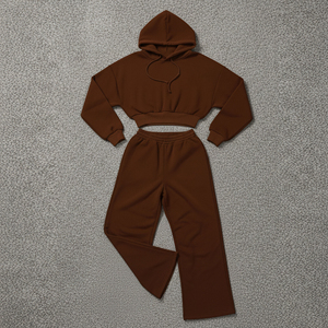 Ensemble de survêtement sportif personnalisé à prix imbattable pour femme – Deux pièces : pantalon de jogging et sweat à capuche - Product Image 3