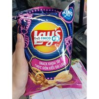 Meilleure vente Lays Taiwan Style saveur de calmar croustillant 52g x 100 sacs variété de pommes de terre Texture dure saveur salée en boîte frite