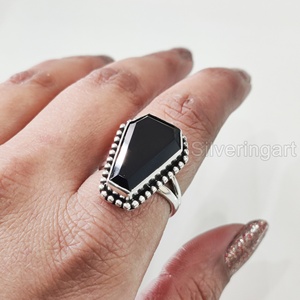แหวนผู้หญิงพลอยออนิกซ์สีดำธรรมชาติ พลอยประจำเดือนธันวาคม ดีไซน์เรียบหรู สไตล์ยิปซี สำหรับคริสต์มาส งานแต่งงาน ทำด้วยมือ แหวนเงินแท้ 925 - Product Image 4