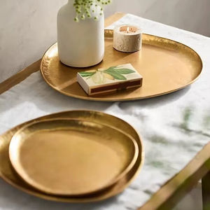 Plateau en métal de forme ovale rustique, adapté pour contenir des plats et des boissons traditionnels pendant les repas familiaux de suhoor - Product Image 1