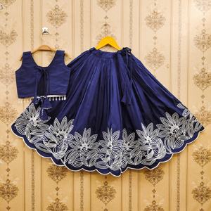 ชุดเลเฮนกาโชลีเด็กยาวคลุมพื้น ปักลายดอกไม้สีน้ำเงินรอยัล สไตล์ชาติพันธุ์ ของชอริยัม แฟชั่น |   ขายส่งชุดเดรสงานปาร์ตี้สำหรับเด็กผู้หญิง งานดีวาลี งานแต่งงาน - Product Image 2