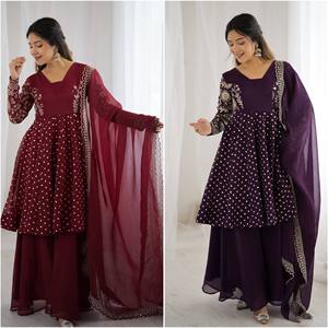 Ensemble sharara en soie croquante avec broderie et sequins, doublure en coton, manches longues et dupatta assorti pour une tenue ethnique élégante - Product Image 5