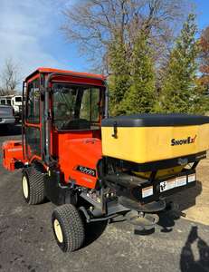 Livraison gratuite Souffleuse à neige Kubota F2690 50 heures Transmission hydrostatique Balai à neige Épandeur de sel Cabine fermée Diesel AWD - Product Image 3