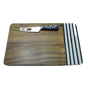 Planche à découper en bois avec logo personnalisé, artisanat de qualité, grossiste, planche à découper ronde en bois et résine, couteaux, planche à fromage ronde en bois et résine - Product Image 5