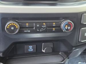 F-150 XLT SuperCrew Automatique AWD 2023 d'occasion, conduite à gauche, intérieur foncé, régulateur de vitesse adaptatif, sièges en tissu R18, phares à LED - Product Image 6