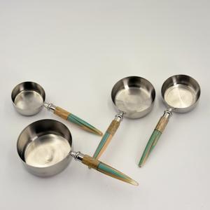 Tazas Medidoras de Acero Inoxidable Plateadas con Mangos de Madera, Utensilios de Cocina Duraderos para Cocinar y Hornear - Product Image 1