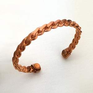 Bracelet en métal élégant qui ajoute un charme moderne aux tenues décontractées et formelles avec un design épuré et un look poli - Product Image 5