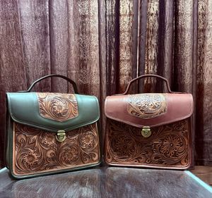 Bolso de Mano de Cuero Genuino Hecho a Mano para Mujer con Patrones Florales Tallados a Mano y Acabado Artesanal de Lujo - Product Image 4