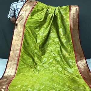 Sari de Seda Paithani Pura y Suave VASTRA COTTAGE, Pallu Rico, Diseños Tradicionales en 3D, Patrones Étnicos con Bordado Dorado y Plateado para Mujer - Product Image 4