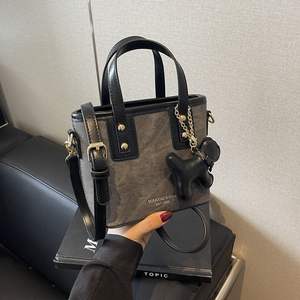 Sac à main élégant pour femme avec breloque chien, beige et noir, sac fourre-tout, quincaillerie dorée, matière douce, fermeture éclair lisse, sac à bandoulière et sac porté épaule - Product Image 2