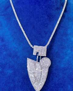 Colgante de Plata de Ley Chapada en Oro con Piedra Principal de Moissanita de Corte Princesa de 1.2ct y Diamante de Corte Redondo de 1.50ct, Estilo Hip Hop - Product Image 2