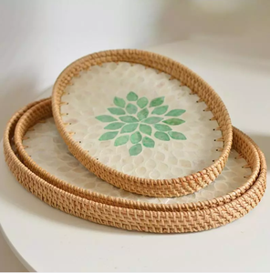 Plateau rectangulaire en rotin avec détails en coquillages nacrés et nacre pour la vaisselle, le rangement et la décoration - Product Image 1