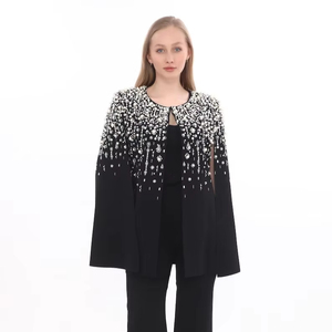 Cape burlesque élégante avec des fils de perles et des paillettes, silhouette droite magnifique, se ferme au cou, idéale pour les occasions festives, en polyester - Product Image 1