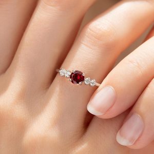 Anillo de compromiso minimalista de cinco piedras de granate en cascada, corte redondo, para mujer, plata de ley 925, piedra de nacimiento de enero, Lineage - Product Image 3