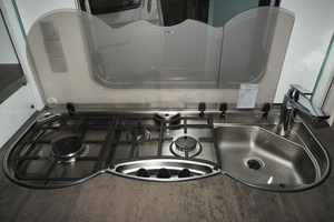 Autocaravana de Lujo 4x4 con Estructura de Acero Inoxidable, Piso de Vinilo/PVC, Estantes/Armario Ajustables, 2 Estufas y 1 Fregadero - Product Image 5