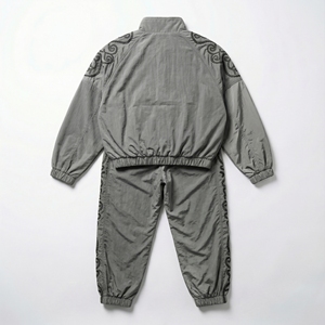 Ensemble sweat à capuche court Y2K et pantalon empilé en velours personnalisé pour femme, avec manches brodées de strass et patchs, écologique, respirant et à séchage rapide - Product Image 2