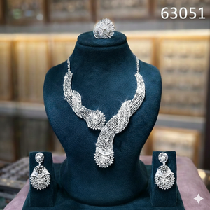 Ensemble de collier statement floral en finition argentée de luxe avec boucles d'oreilles pendantes assorties, bijoux élégants pour mariage et soirée, modèle 63051 - Product Image 1