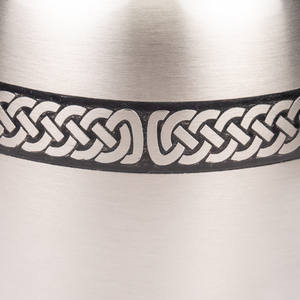 Urna Funeraria de Latón Hecha a Mano con Grabado de Banda Celta, Venta al por Mayor, Urna Conmemorativa Grande para Cenizas Humanas para Entierro - Product Image 3