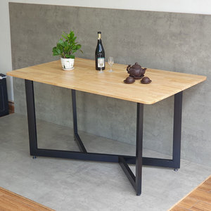 โต๊ะรับประทานอาหารทรงสี่เหลี่ยมขนาด 140x80 ซม. สไตล์มินิมอล ประกอบจากไม้ยางพาราพร้อมขาเหล็ก สำหรับห้องครัวหรือห้องนั่งเล่น รุ่น BA68158 - Product Image 2