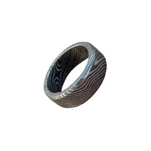 Bague en acier Damas faite à la main sur mesure avec belle boîte cadeau-Cadeau de mariage ou d'anniversaire personnalisé - Product Image 1