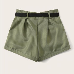 Pantalones cortos cargo ajustables sueltos y transpirables para mujer en verano, pantalones cortos de tinte verde para mujer, pantalones cortos cargo ajustables con cinturón para mujer - Product Image 2