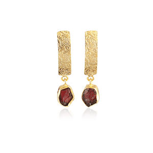ต่างหูผู้หญิงขายส่ง ต่างหูหินโกเมนดิบธรรมชาติ ต่างหูดีไซน์เนอร์ชุบทอง 18k ตัวเรือนทองเหลืองแบบมีเท็กซ์เจอร์ ต่างหูแบบห้อย - Product Image 1