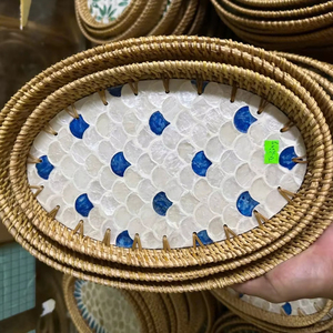 Plateau en rotin artisanal du Vietnam avec décor en nacre pour un service décoratif - Product Image 1