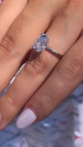 Anillo de compromiso de diamante de corte ovalado cultivado en laboratorio certificado por IGI, lujoso AJUSTE DE Halo Pave, anillo de regalo fino de estilo moderno de oro sólido de 14kt - Product Image 3